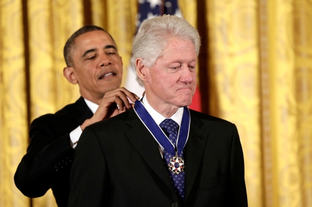 Obama rozdával Medaile svobody, nejvyšší vyznamenání v USA. Zbila i na bývalého šéfa Bílého domu Billa Clintona. Foto: isifa.com
